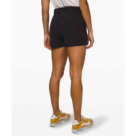 Lululemon Black On The Fly Travel Woven Athleisure Shorts Size 8 - Picture 2 of 8